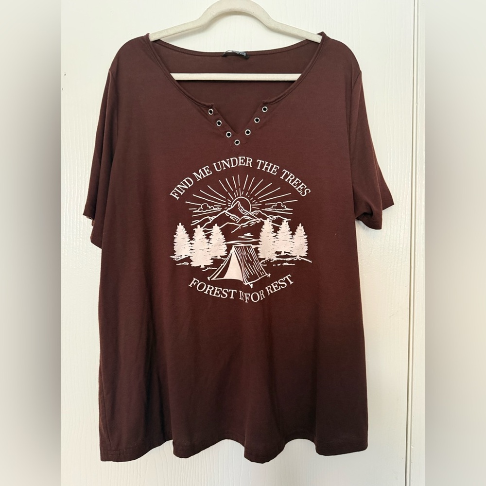 BloomChic Brown Graphic Tee - Forest Design